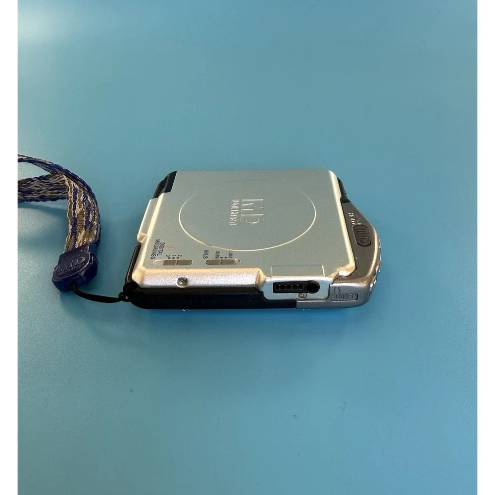 Sony Walkman MZ-E44 Portable MiniDisc Player Silver w/Remote. PLEASE READ